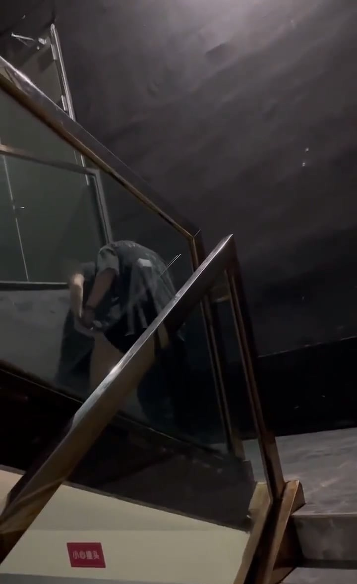 楼梯间春宫小伙被拍