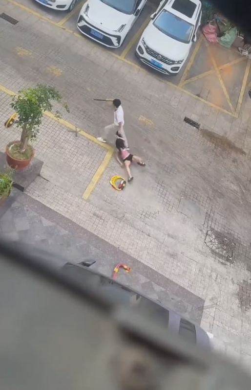 网友投稿 小区内白衣男拽头发拖行暴打女友 据说此男的已经上了小红书必杀榜！